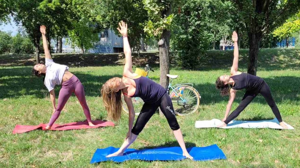 UTTHITA TRIKONASANA –  POVEZANOST