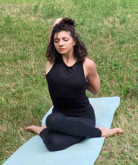GOMUKHASANA – SLUŠANJE I PRIJEMČIVOST